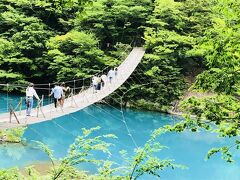 寸又峡温泉の中心から吊橋までは歩いて15分くらい。

吊橋の定員は10人。

到着した時には20人の待ち。

我々の後からは一気に行列が伸び、100人待ちくらいでした。

20人で30分待ちくらい。

