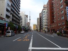 美味しい料理をたくさん食べて、大変満足しました。
18時になり、店を出ましたが 外はまだ明るいです。

雷門通りの向こうには、スカイツリーとビールジョッキをイメージしたアサヒビール本社が見えます。
非常に浅草らしい風景ですね。

もうすぐうっとおしい季節が来ますけど、これで梅雨を乗り越えるパワーを充填できました。
頑張るぞ！（おー！）