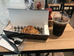 ハムサンドとコーヒーで1000円超えます。恐るべし空港価格