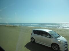 さあ、いよいよドライブです！

特に砂浜を走る上でのルールはないそうです。

なんでも波打ち際を走る車は、レンタカーばかりのようですよ。海水ですもんね。