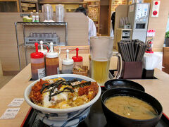 JR奈良駅から歩いて数分の所にあるコンフォートホテル奈良に荷物を預け、まずは腹ごしらえ。

奈良駅の近くで目にした「松乃家 奈良駅前店」に入り、厚切りロースかつ丼(\680)と生ビール中(\330)。
安いとんかつ屋なので肉質はそれなりのものですが、さすがは厚切り、食べごたえがあります。

朝の10時からビール飲みながらとんかつを口にできるとは、貧乏旅行とは言っても我ながらけっこうなご身分、ありがたいことです。