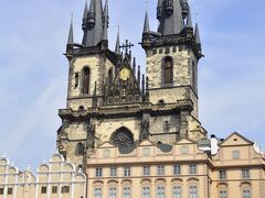 広場の東に建つティーン教会

２本の塔が印象に残ります。