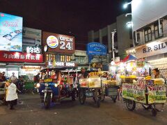 カオサンに戻ってきた。屋台、tuktuk…変わらず元気だ。後方の看板に漢字が書かれていることに今更気づいた。カオサンと言えば英語の看板ばかりなので。