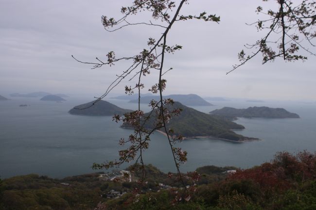 紫雲出山<br />粟島と霞んでみえませんが、瀬戸大橋方面
