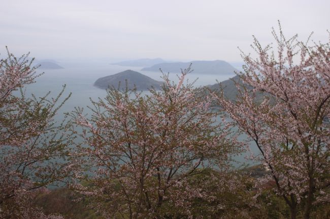 紫雲出山より<br />粟島と高見島