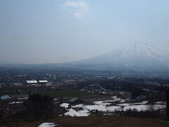 冬はスキー場ですが雪がなくなると上まで階段で登ることができる旭ヶ丘公園
下の駐車場に停めて10分くらい階段を登ると山頂です

倶知安市街地と羊蹄山の裾野が綺麗に見えるビュースポットです
ここの山に登れるのは意外と知られていなく行く人は少ないです
５月下旬になるとこのあたりは芝桜も咲きますが
芝桜と羊蹄山を撮るには三島さん宅の方が綺麗です