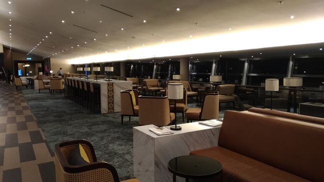 窓側の席はほぼコンセント完備<br />照明も暗く寝るには最高<br />でも寒いです