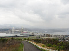 少し待てばお昼なので少し周辺をぶらぶら
近くなので祝津公園の展望台へ
白鳥大橋のループが見えますがここよりも鍋島山の方が綺麗に見えます
