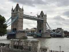 ロンドン塔内から、タワーブリッジがよく見えました。

時間の関係で、タワーブリッジそのものには行きませんでした。