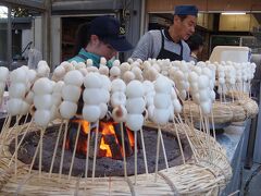 ようやく中間地点にもなるケーブルカーの駅に到着！
駅近くに高尾山名物の三福だんごが売っていました。こんなビジュアル、我慢できるわけがない！２人で１つを買ってあっという間にペロリ。
お団子好きの夫にとって大ヒットだったようで「これを食べるために高尾山にまた来てもいい～」というくらい気に入ったようです。