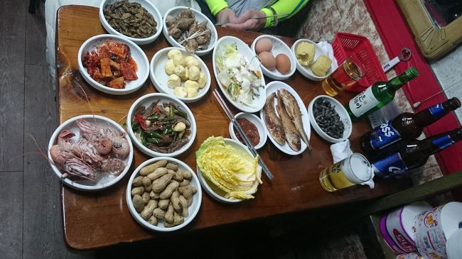 釜山国際市場のシルビチブコルモクの内の1軒<br />お店に入ったらビール、焼酎から3本選ぶだけで、おつまみが出て来ます<br />これで3,000円くらい<br />安い