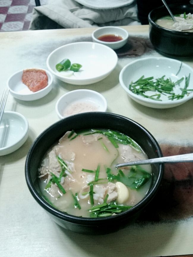 釜山西面市場のテジクッパブの有名店が空いてたから入ってみたけど、<br />ん～、ぬるいなあ<br />同じ並びの立て替えたお店の方が良かった