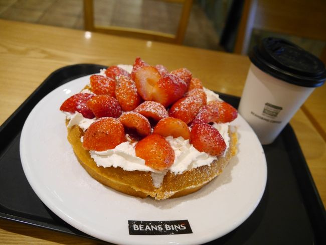 ストロベリーワッフル　（単品　W15000）<br />　<br />アメリカーノセット　W17900<br /><br />