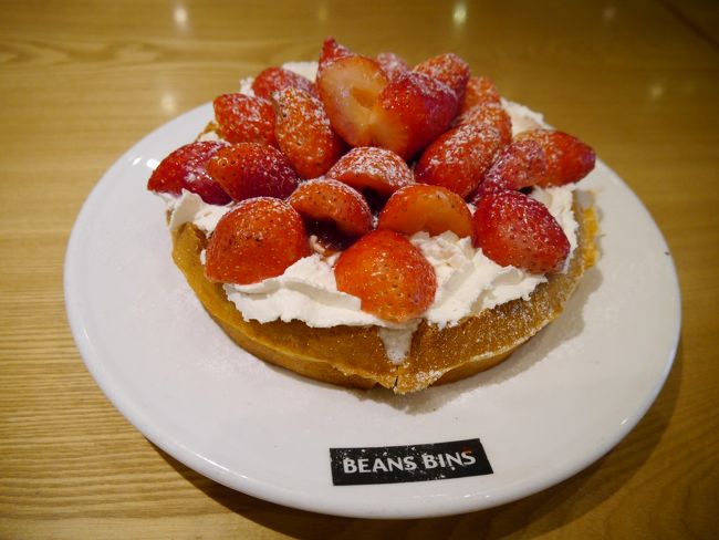 苺がワッフルの上で踊ってます