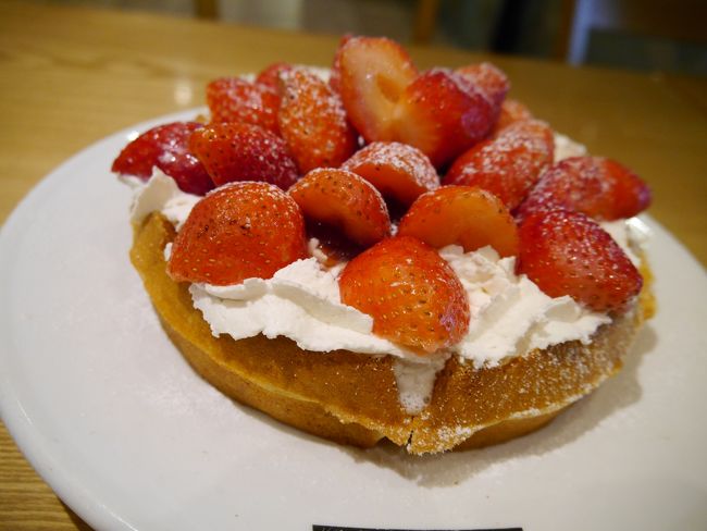 甘くて　ジューシーないちご<br />ワッフルもカリッと焼きあがり軽くてサクサクです