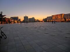 夜になると、スカンデルベク広場はライトアップされます。
9時頃まで明るいので、一日が長い。