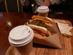 ８時。フードコートのサンドイッチを食べる。「Ｄａｙｓ　ｓａｎｄｗｉｃｈ　ｃａｆｅ　」