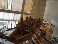 「黒潮の流れに生きる」を展示の基本テーマとしている奄美博物館を入るとそのテーマを体現するような船が目を引く
