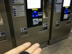 パヤタイ駅ではエアポートリンクに乗り換え。
ここでもエレベーター、エスカレーターがあるので楽。
エアポートリンクの料金は、スワンナプーム空港まで45バーツ。
画面をenglishに変えれば簡単に購入できます。