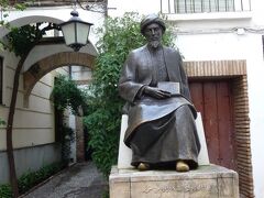 　マイモニデス像
　スペインのユダヤ教徒のラビであり、哲学者。コルドバにはキリスト教徒、イスラム教徒、ユダヤ教徒が混じった社会だった。