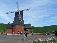 愛別から無料バイパスを通って湧別町のかみゆうべつチューリップ公園へやってきました。
今回の目的は芝ざくらですが、1泊するなら余裕があるので寄ってみました。
こんな機会でもないと絶対行かないし。
入園料は一人500円…高いな。係りの人はいますが販売は券売機です。

風車が可愛い。
中はお店になっていて、2階は展望デッキになっているようです。