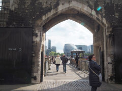 16時。ロンドン塔の専用出口。
見学を終えた人たちは、みなこちらから退場する。