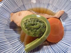 素泊まりだったので夕食はタクシーで網走市街へ行き、『郷土料理　富士』という居酒屋で頂きました。タクシーでも結構遠かった。

おとおし。
おでんみたいな味。大根がしみ過ぎでしょっぱかったけど、他は美味しかったです。特にゼンマイ。
平日19時までは一部お酒と一部メニューが300円でした。