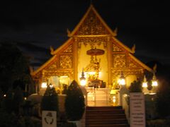 Wat Phra Shingh

格式の高い寺院とのこと。
国王陛下弔問のための祭壇が設けられており、多くの人が訪れていた。