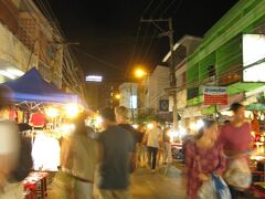 マッサージ後は、チェンマイ門の南にある通りで開催されているサタデーマーケットに行った。
西洋人観光客が多い。