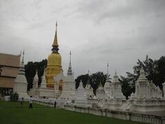 Wat Suandok到着。
白い仏塔が林立している。チェンマイ王家のお墓らしい。