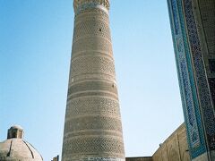 そしてブハラのシンボル、カラーン・ミナレット。1127年にカラーン・モスク付属のミナレットとして建築された高さ47ｍの塔