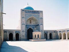 タジク語で大モスクを意味するカラーン・モスク