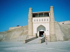 カラーン・モスクの先にあるのは歴代のブハラの支配者の居城となった城塞アルク
