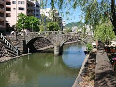 長崎グルメを堪能して長崎観光へ向かいます
まずは「眼鏡橋」へ
眼鏡橋は現存する日本最古のアーチ型石橋で築造は寛永11（1634）年
朝の大雨が嘘のように快晴で暑くなりました
さすが長崎を代表する名所で観光客が沢山です
