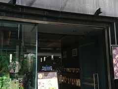 次に長崎和チョコのお店「加加阿伝来所」へ
手前にはショーケースがあり、和風のボンボンショコラが並び、奥は喫茶スペースになっています