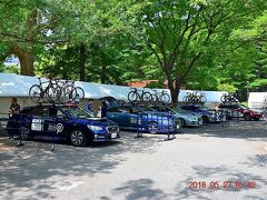 日比谷公園内はロードレーサーとサポートカーが準備中。