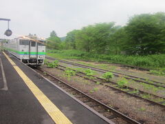 という訳で、朝一の汽車で和寒を出発。

朝一の上り汽車は、いつもとは反対側のホームに入るのが基本となっています。（冬季は積雪のため通れないことも多いですが…。）