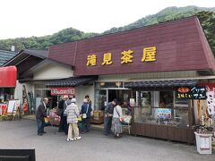 途中龍王峡にてお昼休憩
滝見茶屋でお蕎麦などを食べても良いし、もちこみもOK！
1回目はお蕎麦をたべましたが、今回はこの前の休憩の時に羽生SAで購入したお弁当を持参しました。