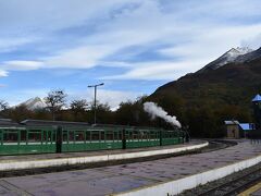 「世界の果て号」は世界最南端と走るという観光列車です。

白い煙をあげながら、観光客の乗車を待ち構えていました。
