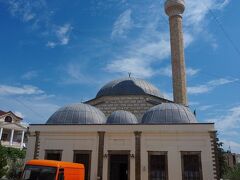 鉛のモスク(Xhamia e Plumbit)

聖ビトリ大聖堂(Katedralia Ortodokse 'Shen Dhimitri')近くのモスクです。
