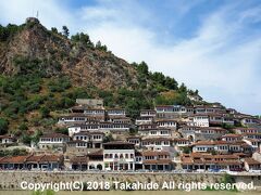 ベラティ(Berati)

「千の窓の街」と呼ばれる旧市街がジロカストラ(Gjirokastër)と共に世界遺産に登録されている街です。


ベラティ：https://ja.wikipedia.org/wiki/%E3%83%99%E3%83%A9%E3%83%88
ベラティ：https://bashkiaberat.gov.al/en/
世界遺産：http://whc.unesco.org/en/list/569/