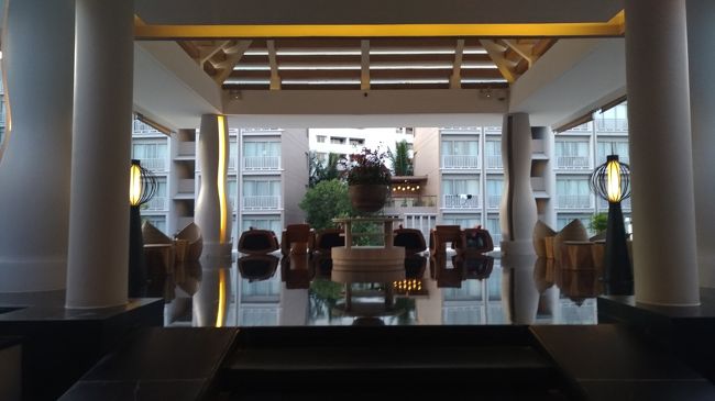 ロビー奥のスペース<br />昼間は蒸暑くて長時間座るのは無理かな