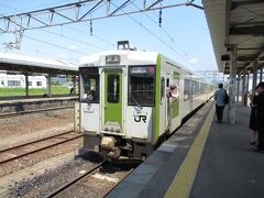 花巻駅に到着。１番線からは快速はまゆり号盛岡行きが出発していきました。