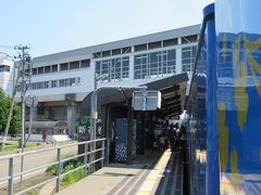 最初の停車駅、新花巻。
東北新幹線との乗換駅で団体客を中心にかなりの人が乗り込みました。