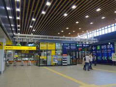 函館駅から来る場合(函館ライナー）はこちらの改札から入ります
駅売店は小さいです