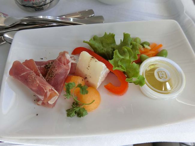 機内食です。<br /><br />私は洋食系をおねがいしました。<br /><br />行きの飛行機は体調が良いのでまずまず美味しくいただきました。<br /><br />生ハムにチーズ。