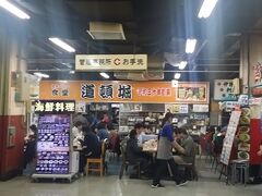 今日の夕食は、市場の2階のこの店。