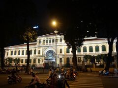 サイゴン大教会の隣の中央郵便局。