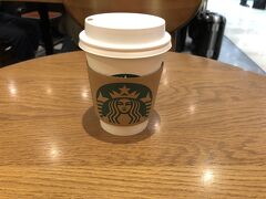 満腹になるとコーヒー飲みたくなります。

歩いていて見つけたスターバックス 天神ソラリアステージ店へ。

ホットコーヒーのショートサイズ(302円)でほっこり。
