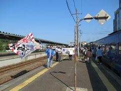 釜石駅に到着。
大漁旗で歓迎！